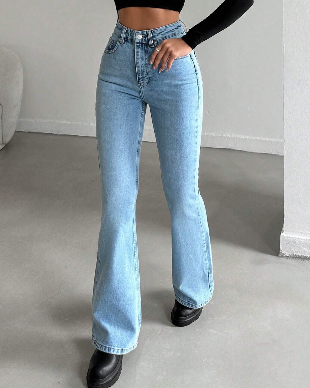 Calças Claras de Corte Alto Estilo Boca de Sino